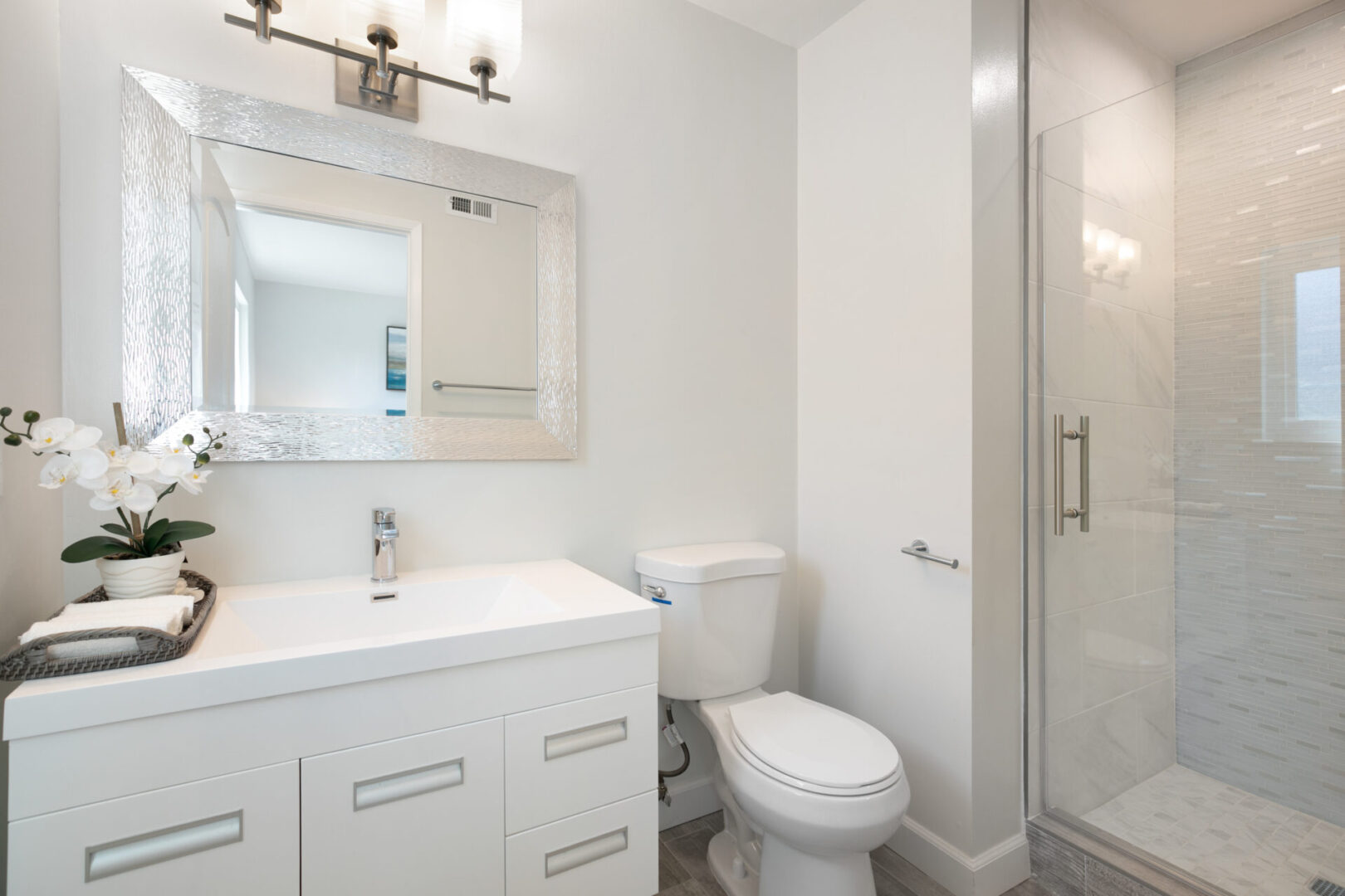 Lavish Bathroom In White Theme